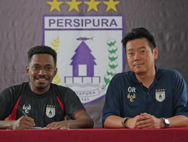 Manajer Persipura, Owen Rahadian mendampingi Alex Dusay saat penandatanganan kontrak - dok Official Persipura