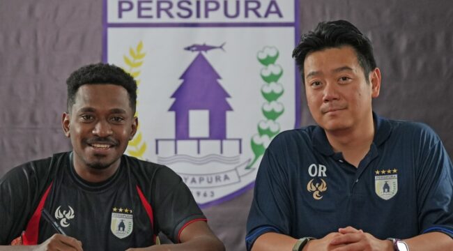 Manajer Persipura, Owen Rahadian mendampingi Alex Dusay saat penandatanganan kontrak - dok Official Persipura