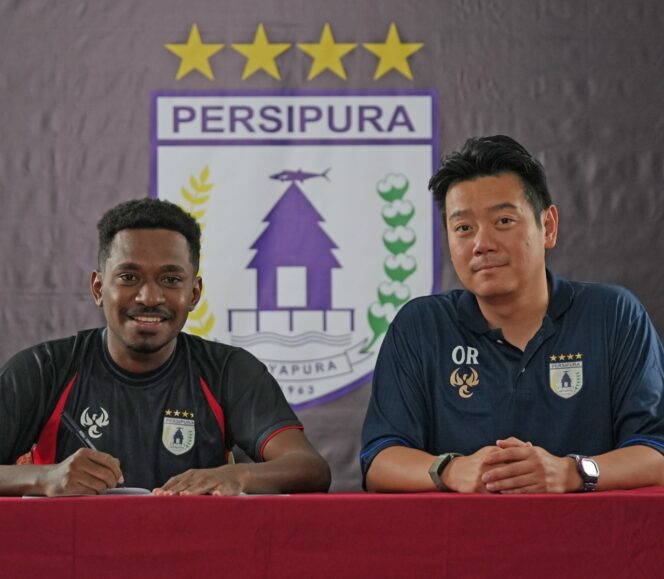 
					Manajer Persipura, Owen Rahadian mendampingi Alex Dusay saat penandatanganan kontrak - dok Official Persipura