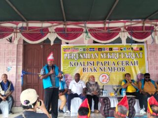 Cagub Papua Nomor Urut 02, Matius Derek Fakhiri, SIK didamping istri serta Tim Koalisi, Tim Pemenangan Papua Cerah Provinsi Papua dan Kab. Biak Numfor saat menghadiri peresmian posko pemenangan Kabupaten Biak Numfor di Jalan Imam Bonjol, Rabu (9/7).
‎