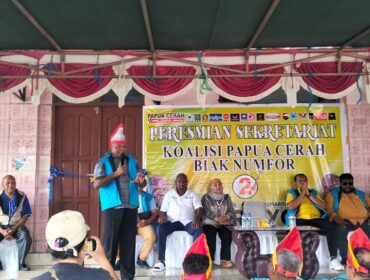 Cagub Papua Nomor Urut 02, Matius Derek Fakhiri, SIK didamping istri serta Tim Koalisi, Tim Pemenangan Papua Cerah Provinsi Papua dan Kab. Biak Numfor saat menghadiri peresmian posko pemenangan Kabupaten Biak Numfor di Jalan Imam Bonjol, Rabu (9/7).
‎