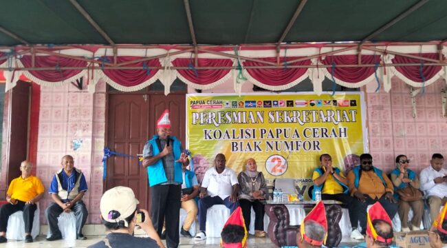 Cagub Papua Nomor Urut 02, Matius Derek Fakhiri, SIK didamping istri serta Tim Koalisi, Tim Pemenangan Papua Cerah Provinsi Papua dan Kab. Biak Numfor saat menghadiri peresmian posko pemenangan Kabupaten Biak Numfor di Jalan Imam Bonjol, Rabu (9/7).
‎