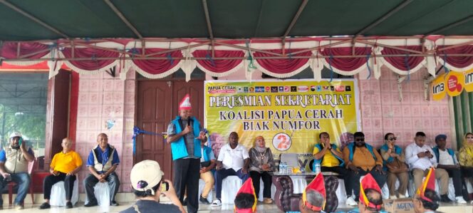 
					Cagub Papua Nomor Urut 02, Matius Derek Fakhiri, SIK didamping istri serta Tim Koalisi, Tim Pemenangan Papua Cerah Provinsi Papua dan Kab. Biak Numfor saat menghadiri peresmian posko pemenangan Kabupaten Biak Numfor di Jalan Imam Bonjol, Rabu (9/7).
‎