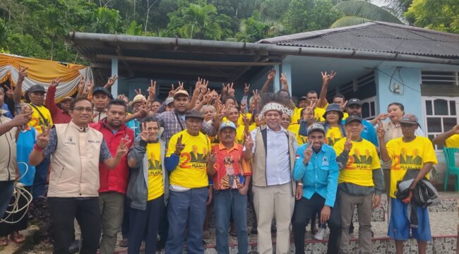 Cawagub Nomor Urut 02, Aryoko A.F. Rumaropen, SP.M.Eng ketika foto bersama dengan pendukung loyalis MDF-AR di Posko Pemenangan MDF-AR Kampung Yensama, Sabtu (19/7) / YY