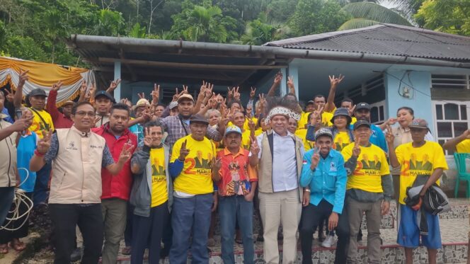 
					Cawagub Nomor Urut 02, Aryoko A.F. Rumaropen, SP.M.Eng ketika foto bersama dengan pendukung loyalis MDF-AR di Posko Pemenangan MDF-AR Kampung Yensama, Sabtu (19/7) / YY
