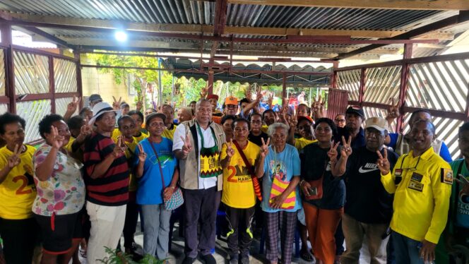 
					Aryoko Rumaropen, foto bersama warga Penas, Kelurahan Burokub, Jumat (25/7).