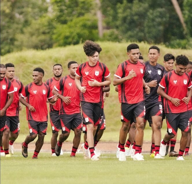 
					Skuad Persipura Jayapura menjalani latihan dengan mengenakan kostum dari apparel yang baru - dok Persipurapapua1963