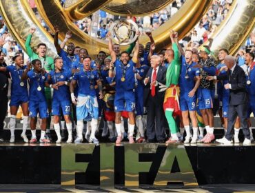 Chelsea mengangkat trofi juara dunia antarklub 2025