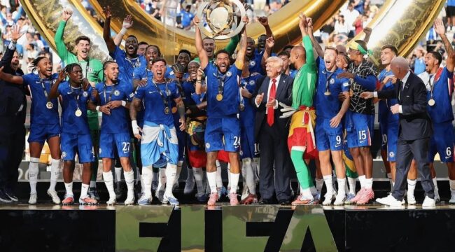 Chelsea mengangkat trofi juara dunia antarklub 2025