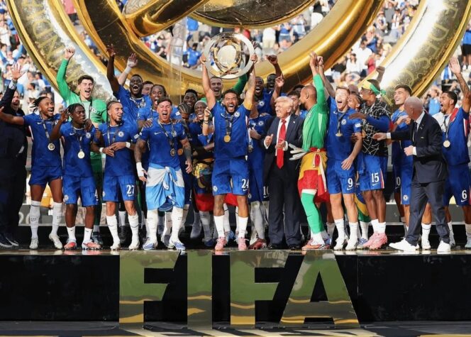 
					Chelsea mengangkat trofi juara dunia antarklub 2025