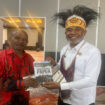Penulis buku Transformasi Papua, Yohannes Nusi (kiri) bersama Staf Ahli Gubernur Papua Bidang Pembangunan dan Keuangan, Matias Mano - dok Papua.go.id