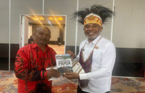 Penulis buku Transformasi Papua, Yohannes Nusi (kiri) bersama Staf Ahli Gubernur Papua Bidang Pembangunan dan Keuangan, Matias Mano - dok Papua.go.id
