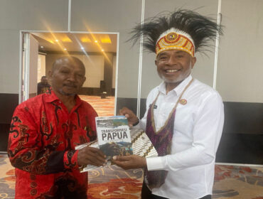 Penulis buku Transformasi Papua, Yohannes Nusi (kiri) bersama Staf Ahli Gubernur Papua Bidang Pembangunan dan Keuangan, Matias Mano - dok Papua.go.id