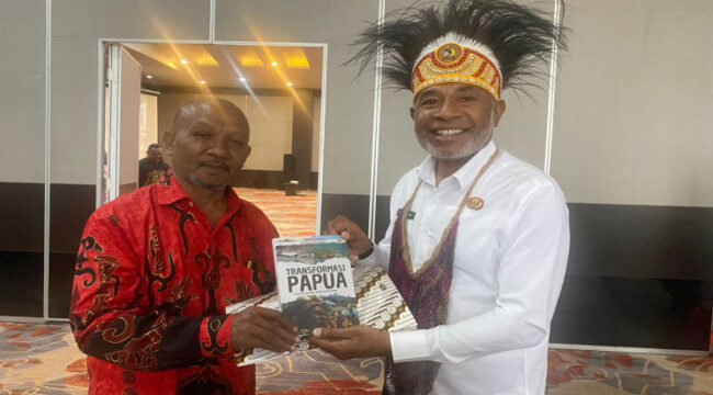Penulis buku Transformasi Papua, Yohannes Nusi (kiri) bersama Staf Ahli Gubernur Papua Bidang Pembangunan dan Keuangan, Matias Mano - dok Papua.go.id