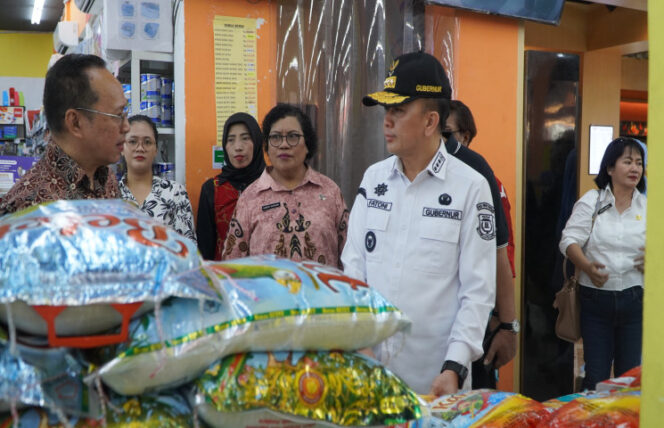 
					Pj Gubernur Papua, Agus Fatoni saat melakukan sidak 