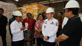 Pj Gubernur Papua, Agus Fatoni saat meninjau gudang beras Bulog 