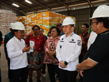 Pj Gubernur Papua, Agus Fatoni saat meninjau gudang beras Bulog 