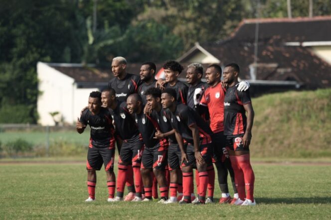 
					Skuad Persipura saat berlatih tanding dengan Persibo Bojonegoro - dok Persipura