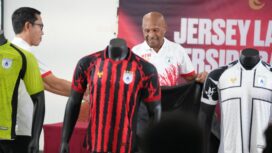 Ketua Umum Persipura, Benhur Tomi Mano saat memperkenalkan jersey baru Persipura / dok Persipura