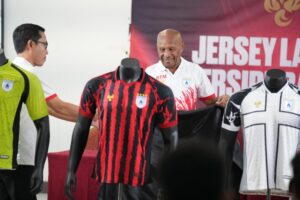 Ketua Umum Persipura, Benhur Tomi Mano saat memperkenalkan jersey baru Persipura / dok Persipura