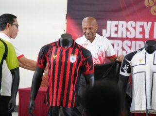 Ketua Umum Persipura, Benhur Tomi Mano saat memperkenalkan jersey baru Persipura / dok Persipura
