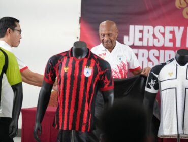 Ketua Umum Persipura, Benhur Tomi Mano saat memperkenalkan jersey baru Persipura / dok Persipura