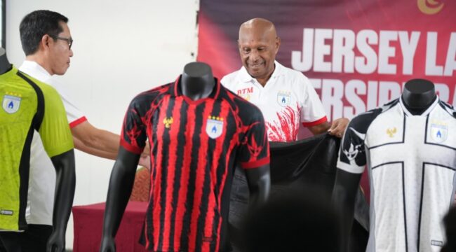 Ketua Umum Persipura, Benhur Tomi Mano saat memperkenalkan jersey baru Persipura / dok Persipura