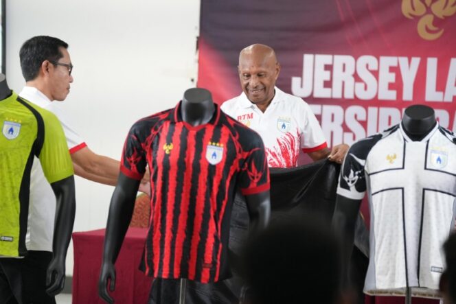 
					Ketua Umum Persipura, Benhur Tomi Mano saat memperkenalkan jersey baru Persipura / dok Persipura