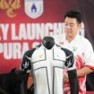 Owen Rahadiyan saat memperlihatkan jersey away Persipura - dok Persipura