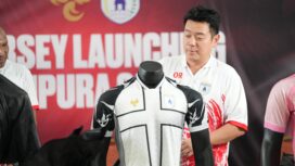Owen Rahadiyan saat memperlihatkan jersey away Persipura - dok Persipura
