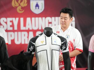 Owen Rahadiyan saat memperlihatkan jersey away Persipura - dok Persipura
