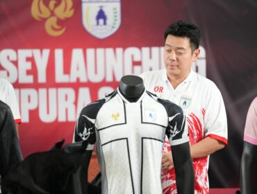 Owen Rahadiyan saat memperlihatkan jersey away Persipura - dok Persipura