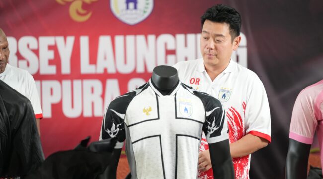 Owen Rahadiyan saat memperlihatkan jersey away Persipura - dok Persipura