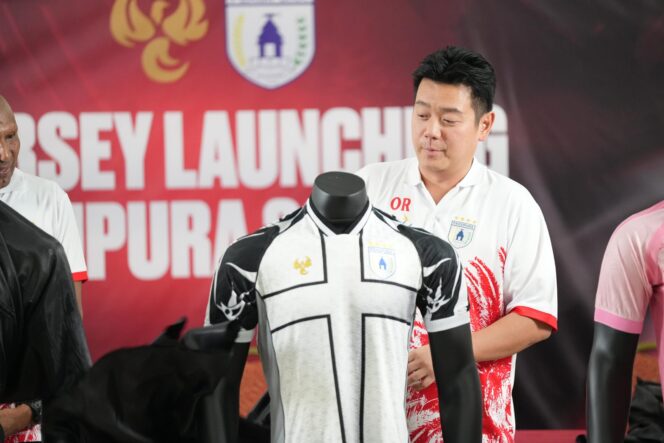 
					Owen Rahadiyan saat memperlihatkan jersey away Persipura - dok Persipura