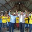Politisi Partai Golkar yang juga Bupati Biak Numfor, Markus Oktovianus Mansnembra,SH,MM bersama Cawagub Aryoko Rumaropen,SP,M.Eng bersama warga masyarakat dalam tatap muka di Rest Area Wardo, Sabtu (2/8) - dok YY