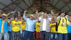 Politisi Partai Golkar yang juga Bupati Biak Numfor, Markus Oktovianus Mansnembra,SH,MM bersama Cawagub Aryoko Rumaropen,SP,M.Eng bersama warga masyarakat dalam tatap muka di Rest Area Wardo, Sabtu (2/8) - dok YY