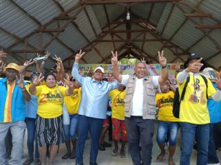 Politisi Partai Golkar yang juga Bupati Biak Numfor, Markus Oktovianus Mansnembra,SH,MM bersama Cawagub Aryoko Rumaropen,SP,M.Eng bersama warga masyarakat dalam tatap muka di Rest Area Wardo, Sabtu (2/8) - dok YY
