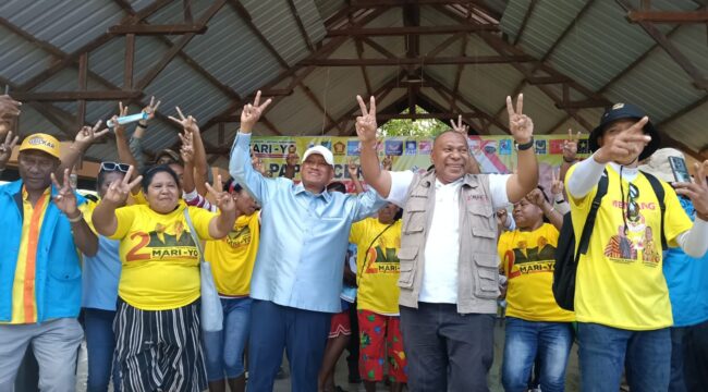 Politisi Partai Golkar yang juga Bupati Biak Numfor, Markus Oktovianus Mansnembra,SH,MM bersama Cawagub Aryoko Rumaropen,SP,M.Eng bersama warga masyarakat dalam tatap muka di Rest Area Wardo, Sabtu (2/8) - dok YY
