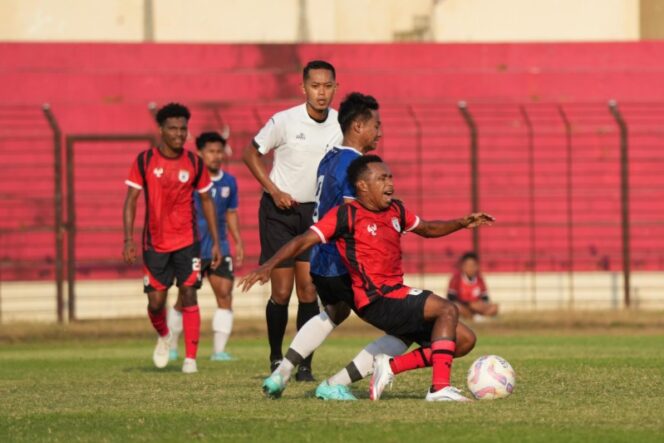
					Pemain Persipura ketika dijegal Pemain Garudayaksa - dok Persipura