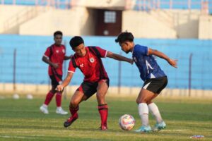 Gelandang asing Persipura asal Jepang, Takuya Matsunaga (merah hitam) dalam laga uji coba Persipura vs Persibo Bojonegoro di Yogyakarta - dok Persipura 