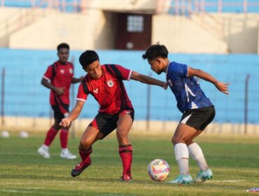 Gelandang asing Persipura asal Jepang, Takuya Matsunaga (merah hitam) dalam laga uji coba Persipura vs Persibo Bojonegoro di Yogyakarta - dok Persipura 