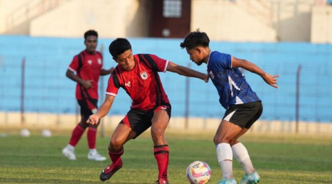 Gelandang asing Persipura asal Jepang, Takuya Matsunaga (merah hitam) dalam laga uji coba Persipura vs Persibo Bojonegoro di Yogyakarta - dok Persipura 