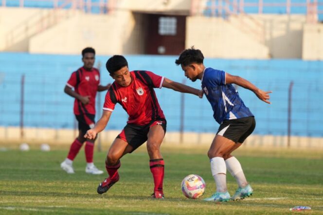 
					Gelandang asing Persipura asal Jepang, Takuya Matsunaga (merah hitam) dalam laga uji coba Persipura vs Persibo Bojonegoro di Yogyakarta - dok Persipura 