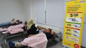 Kegiatan donor darah yang digelar oleh Indosat di Kota Jayapura  