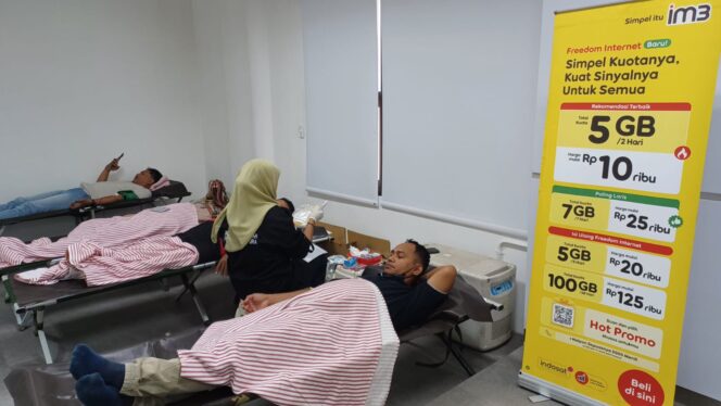 
					Kegiatan donor darah yang digelar oleh Indosat di Kota Jayapura  