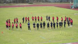 Skuad Persipura hendak memulai latihan di Lapangan Uncen Mahachandra - Ipul Persipura
