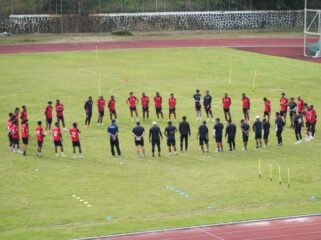 Skuad Persipura hendak memulai latihan di Lapangan Uncen Mahachandra - Ipul Persipura