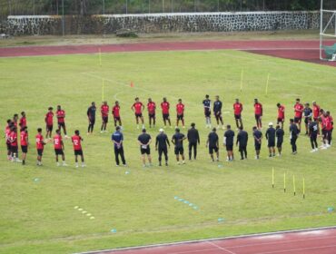 Skuad Persipura hendak memulai latihan di Lapangan Uncen Mahachandra - Ipul Persipura