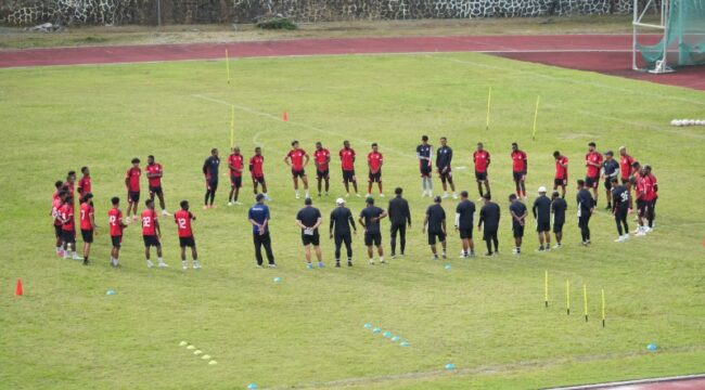 Skuad Persipura hendak memulai latihan di Lapangan Uncen Mahachandra - Ipul Persipura