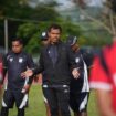 Pelatih Persipura, Ricardo Salampessy saat memberikan arahan 